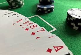 Studio live-dealer Microgaming dengan multiple kamera dan dealer profesional di asiktoto
