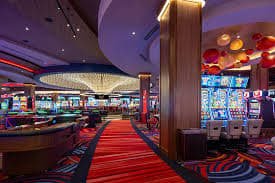Studio live-dealer asiktoto dengan meja blackjack dan roulette HD