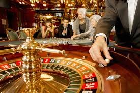 Papan taruhan Three Card Poker dengan area Ante dan Pair Plus di layar asiktoto